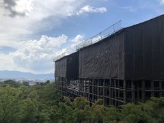 「音羽の瀧」の真上に建つ「奥の院」から本堂を見ると
今はこんな感じ。
これはこれで、貴重です。