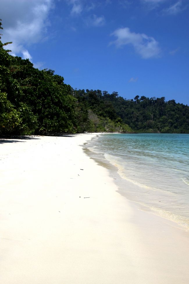 ☆Ao Reli Bagu Beach , Koh Adang @ Mu Koh Lipe Thai<br /><br />５８０ｍもあるビーチは両端以外には<br />岩どころか石ころ一つ無いビーチです。