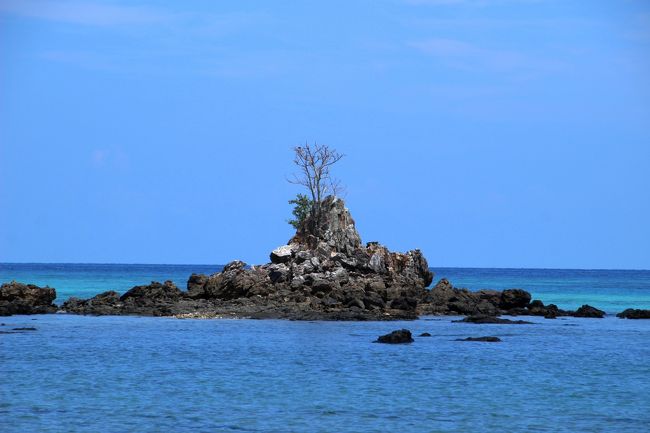 ☆Ao Reli Bagu Beach , Koh Adang @ Mu Koh Lipe Thai<br /><br />大潮の干潮になれば岩礁まで干上がるので<br />歩いて渡ることができます。