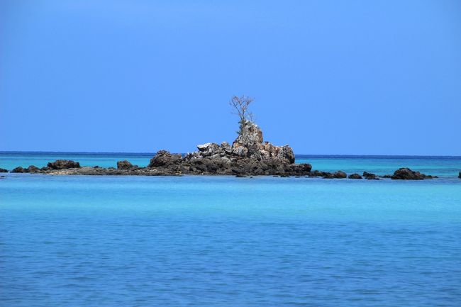 ☆Ao Reli Bagu Beach , Koh Adang @ Mu Koh Lipe Thai<br /><br />Ao Reli Bagu Beachの東端の沖にはほぼ岩礁だけの小島があります。<br />タイでは海上に突き出たような岩だけの島をHinと言い、<br />樹木が生えていればKohと呼びます。<br />その区分けからすればこの岩礁は木が生えているので<br />KohのようでもありHinのようでもありかなり微妙です(^^;)。