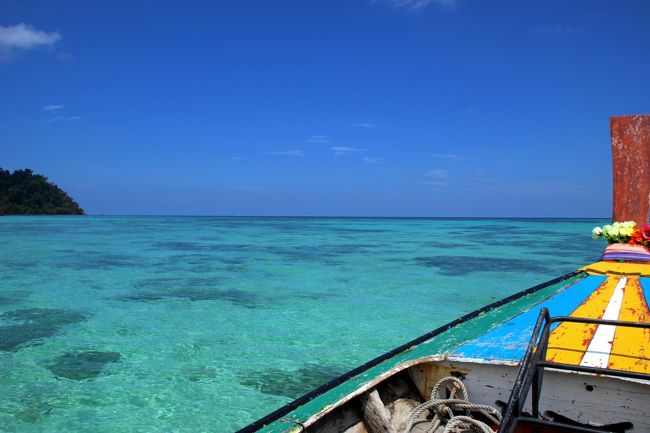 ☆Ao Reli Bagu Lagoon , Koh Adang @ Mu Koh Lipe Thai<br /><br />アダン島北東海岸は海が穏やかな時にしか来られないから当然と言えば当然ですが、ラグーンは波が穏やかにこしたこはありません。<br />さすがに海なので波が全くない水鏡にはなりませんが<br />それでもこの穏やかさです。<br />