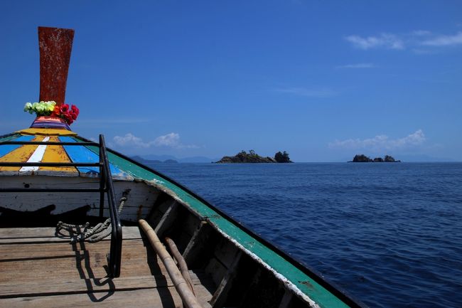 ☆Island Hopping to Koh Lek from Koh Adang<br /><br />舳先の向こうにKoh Lekの近くの小島が見えてきました。<br />左手がKoh Saiと右手がKoh Talu。<br />