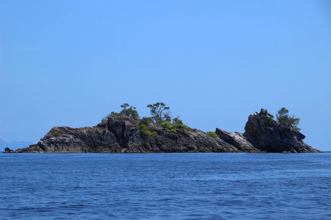 ☆Koh Talu View ,Island Hopping to Koh Lek from Koh Adang<br /><br />タイ語で一般的な島はKoh,諸島はMu Koh、岩礁はHinと表現します。<br />日本ならこのKoh TaluやKoh Saiは岩ばかりなので<br />岩礁と表現するかもしれませんが<br />タイでは樹木が生えているとKoh で生えていないとHin呼びます。<br /><br /><br /><br />