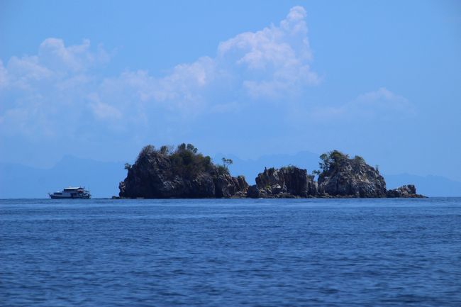 ☆Koh Sai View , Island Hopping to Koh Lek from Koh Adang<br /><br />Koh Saiを横位置から見た姿です。<br />島の左手にダイビングボートが停泊しています。<br />これら２つの島にビーチは無いので一般観光客が訪れることはありません。<br /><br />