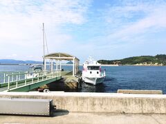 宮浦港9:20発の高速船で、家浦港（豊島）経由で犬島に渡ります。
フェリーの乗り場とは少し離れているので要注意。

列を作る場所が明確にされていないため、着船作業の妨げにならないよう、大体の人は少し離れたところに並んで待ちますが、一部の外国人や一部の関西人は列を無視してドンドン先へ行ってしまい、「ちょ待てよ！」と心の中で叫びました。