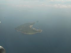 福岡空港には北側から進入し着陸します。
マリーナのある「相島」がみえたらまもなく着陸です。