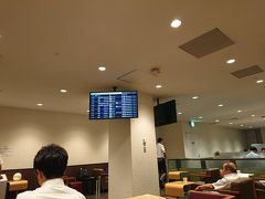 福岡空港国内線のカード会社ラウンジです。
ここで「お弁当」を注文してランチにと思っていたのですが、、、。
４月で廃止になっていました。
わあ、福岡空港ランチ難民？