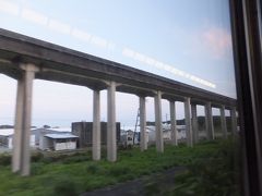 延岡、日向を過ぎ、海沿いを走ると国鉄リニア実験線の址が並行して走ります。
途中からソーラーパネル置き場になっていました。