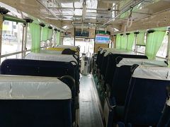 高速バス　那覇ーイオンライカム沖縄行きです。二人掛けのベンチシートで高速バス、、、。シートベルトついていますし、結構スピードもでます。