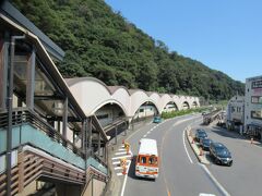 駅を出てました。
バス停をはじめ、外国人観光客がたくさんいました。
箱根も人気なのだな～と思いました。