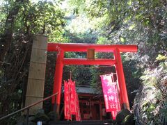 ２つの滝の間には縁結びのご利益があるといわれる玉簾神社がありました。
かなり階段を上らないとお参りできなさそうで、一瞬迷いましたが、
意を決して階段を上りました。