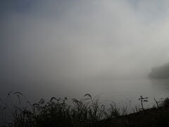 湖面に霧が出ています。
これが、津別峠では雲海として見えたのだと思います。