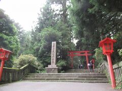 元箱根港で海賊船を降りて、芦ノ湖沿いを歩いて１５分くらい、箱根神社に着きました。