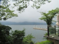 箱根神社を出てさらに芦ノ湖沿いを歩き、
山のホテルのレストランに入りました。
天気が良ければテラス席も気持ちがよさそうでした。