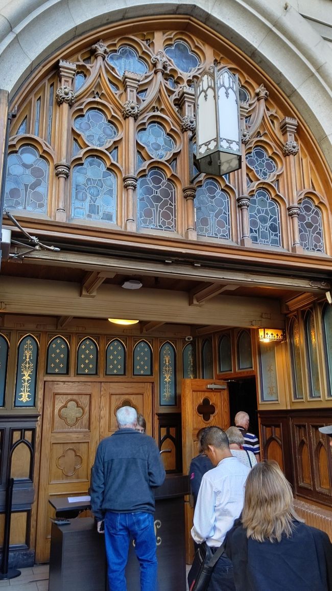 入り口は現金用とカード用の二か所に分かれており、現金用の入り口のほうが空いていました。