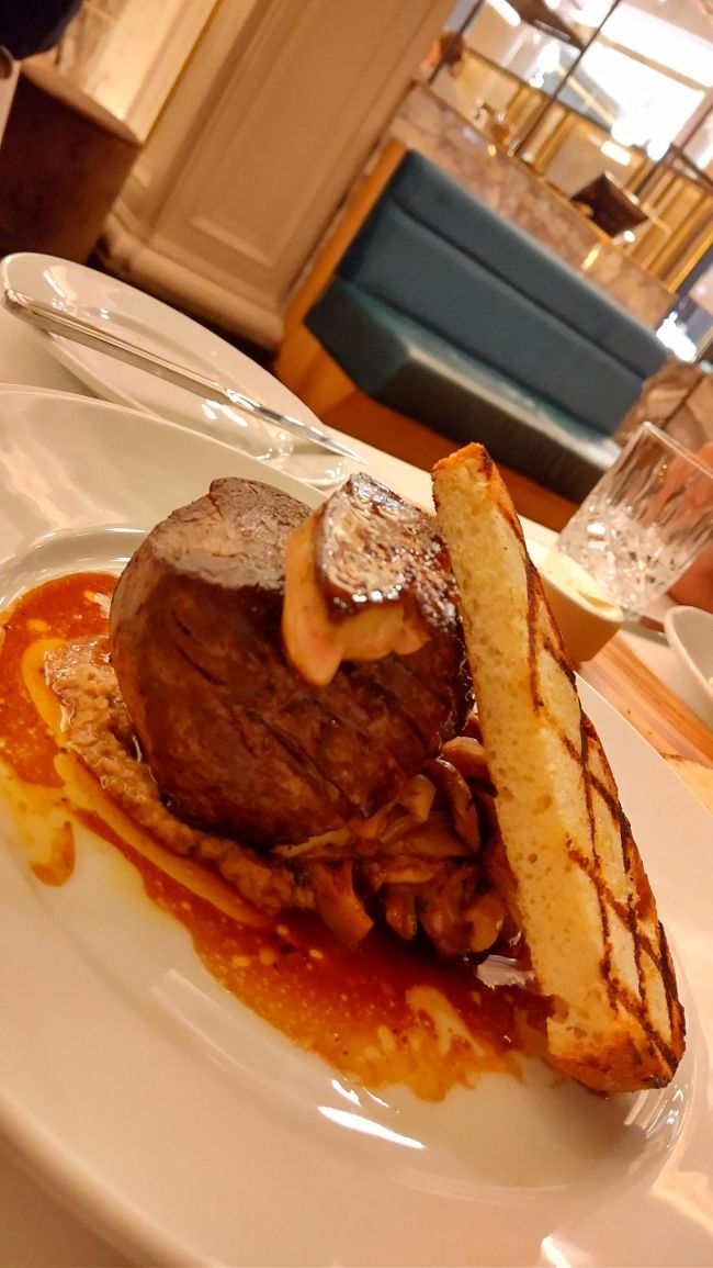 メインのお肉はげんこつくらいの大きさのお肉が出てきました。上にはフォアグラが乗っています。