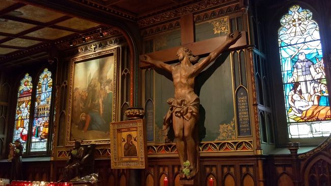 キリストの像は中央の祭壇以外に、入り口左手にもありました。