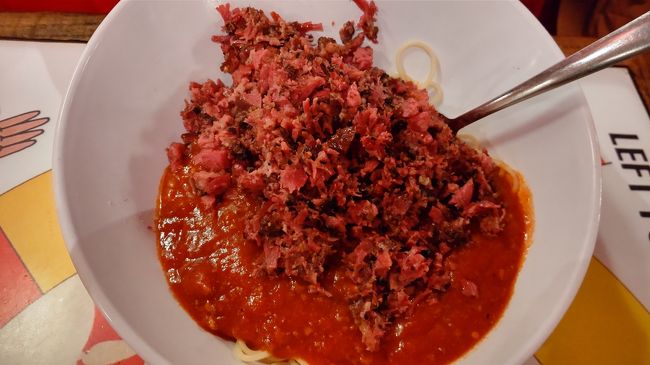 以前、別のお店で注文して絶品だったスモークミートのパスタを食べましたが、こちらはいまいちでした。