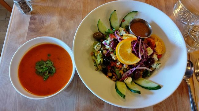 午前中はゆっくり過ごし、サラダランチを食べて空港に移動しました。UBERで移動しましたが、道路が閉鎖されているところがあり一時間くらいかかりました。