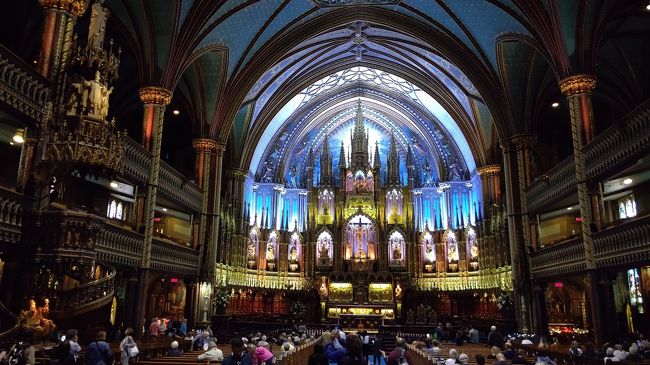 中に入るとすぐに圧巻の景色が広がっています。写真では派手に映りますが、もう少し大人しめの雰囲気です。