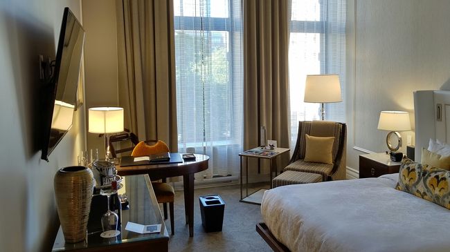 宿泊したホテルの部屋です。天井が高く、元々宝石屋さんだったものを近年リノベーションしたとのことです。