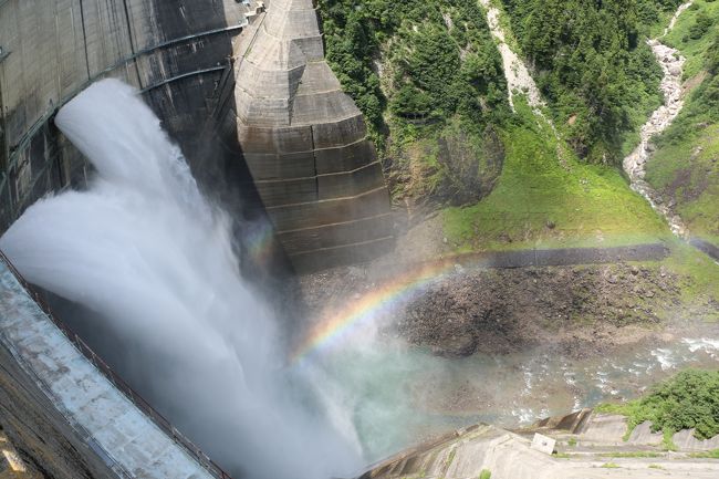 見る位置によっては虹がかかっていました。