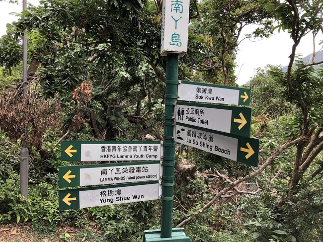 港から、ハイキングロードに入るまでの道が分かりにくく、迷子になり掛けましたが、なんとかGoogleマップのおかげで、正解の道へたどり着く。<br />ハイキングコース入ってしまえば、このような看板が多く、ほぼ道に迷うことなく緑の小道を堪能できる。