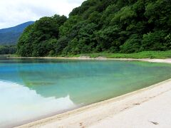 宇曽利湖はカルデラ湖で、水色をしているのはph3.5という酸性のためでしょうか。生息する魚は酸性に強いウグイだけのようです。