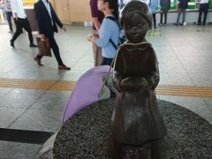 赤い靴はいてた女の子像 (JR横浜駅)