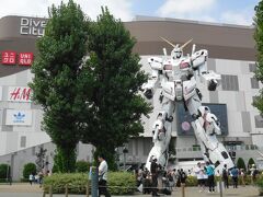 そしてそのダイバーシティ東京の前に鎮座するは、有名な実物大ガンダム。
ユニコーンガンダム！