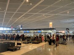 成田空港からスタート。シルバーウィークなので、少し混んでますね。