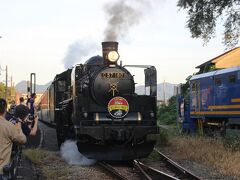 この津川駅でも１５分の停車。
お客さんはホームに降りてSLを撮ったり、喫煙をしたり。