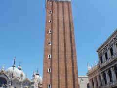 「サン マルコ広場」に聳え立つ「鐘楼」に翌日は朝一番から並びました．エレベーターで最上階まで楽チンでした．頂上から観るヴェネチアの景観は格別．