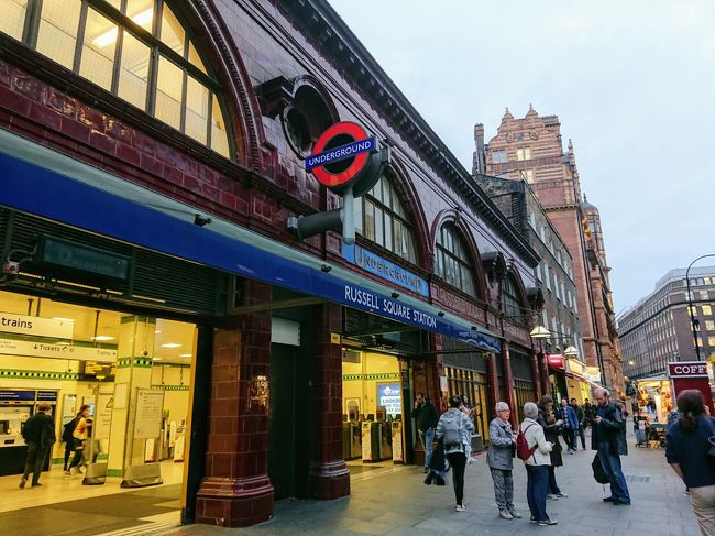 空港から地下鉄でホテルへ。ラッセルスクエアの近くに泊まった。<br /><br />チェックインの時、「予約が見当たらない」とか言われて焦ったけど、結局は向こうの勘違いだったらしい。無事に泊まることができた。<br /><br />近くのコンビニのような店で買ったパンを食べてこの日は就寝。