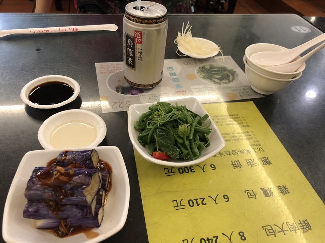 杭州小篭湯包に到着！<br />21時過ぎだったからか空席もあってすぐ座れました。蒸し物・焼き物はメニューから選んで紙に書いてオーダー、後は店舗の真ん中にある冷蔵庫から好きにとってきてよし。私達は冷蔵庫からは、ナスの揚げ浸し的なのと、緑の野菜のおひたし、烏龍茶をピック。緑のやつ、なんの野菜か分からないけど美味しい…これなんだったんだろ？