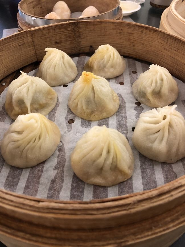 きたー！これ！<br />蟹味噌の小籠包！！<br />めっちゃおいしい。。これぞ台湾。