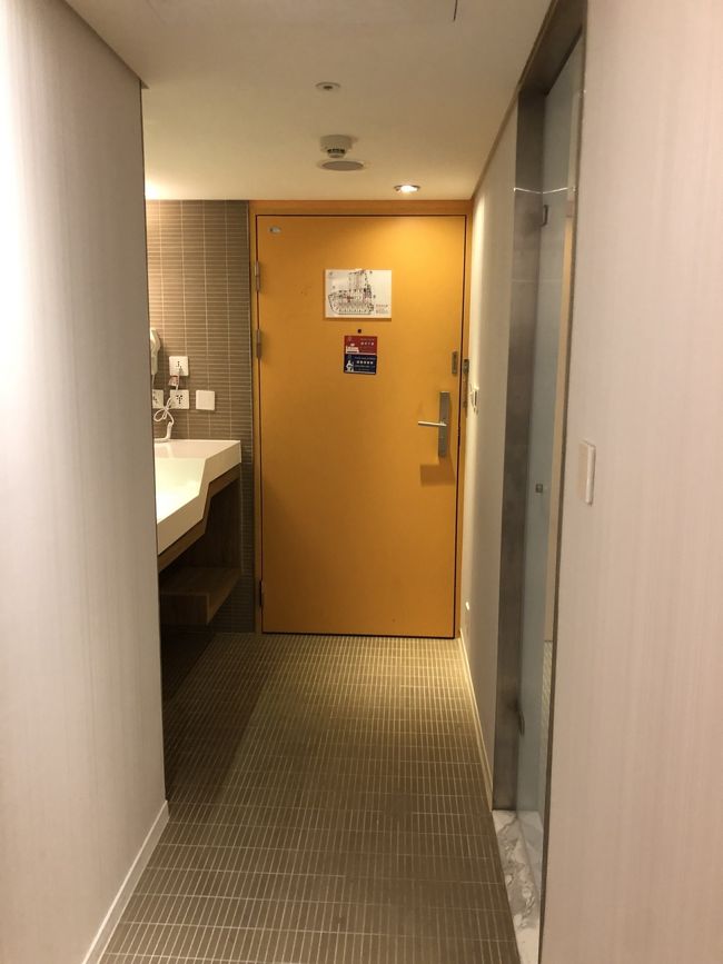 部屋は10階でした。<br />デザインホテル風で黄色を基調でした。洗面台は部屋の中で、お風呂はシャワーのみでした。<br />アメニティは結構揃っていましたねー。<br />