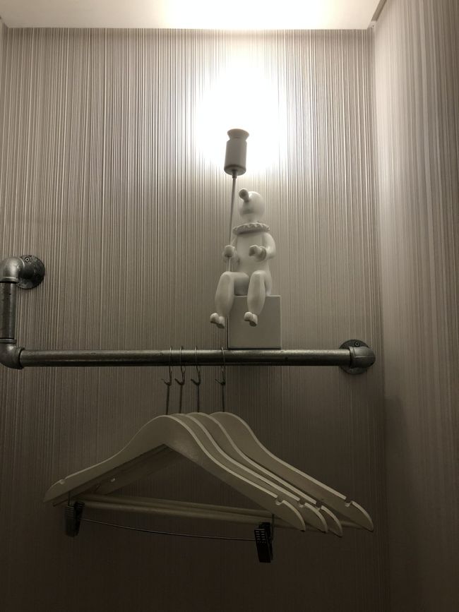 デザインホテル風なのでランプがかわいい。<br />でもこれのおかげで、ハンガーが左寄りにしか使えないんだけどね。笑<br />