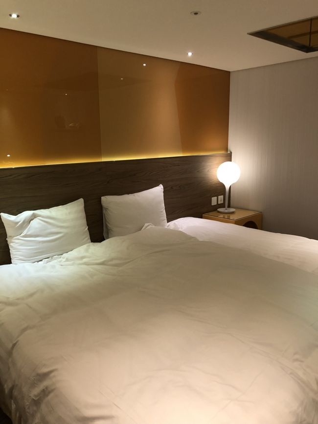 実はエクスペディア経由で予約して、ダブルで予約したけどツインに変えてとリクエストして、OKの連絡ももらってました。<br />が、ダブルベッドではないか？これ？？<br />フロントに聞いたら、「ごめんごめん！今日満室だから明日ツインに変えるよ！」ですと…まぁいいけどさ…<br />その後、ベッドの布団剥いでみたらシングルベッド2つくっつけている実質ツインの様だし、荷物広げてしまったから移動するのが面倒になったから、もう変えなくていっかということに。<br />