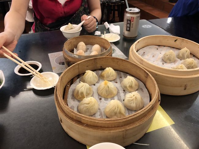 蒸し物を3つ(普通の小籠包、蟹味噌の小籠包、海老の蒸し餃子)頼んだけど、どれもおいしい。。<br />結構お腹いっぱいになったけど、甘いものを食べたい！なので西門町に戻ってタピオカを飲むことにー。