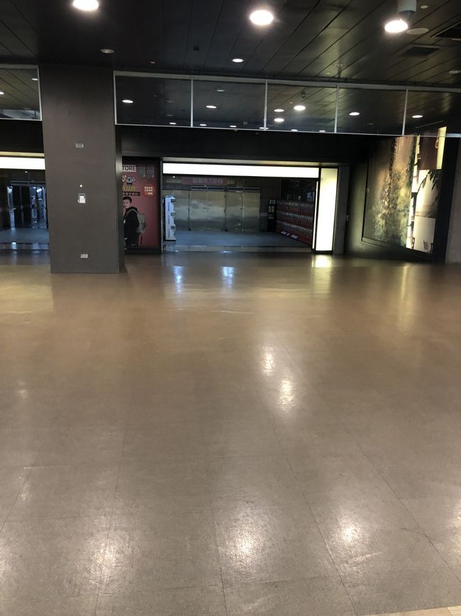 今回のお宿は台北駅からも歩けるグリーワールドホテル中華にしました！<br />台北駅の地下街を通っていける様子。おそらくZ10が1番近そう。台北駅で降りたらZ地下街を目指します。<br />上の案内板をみていくとZ地下街までは簡単に行けましたー！