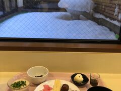 青森商店街内のあるホテルに泊まって、朝食付きのプランだったのでダイニングへ。
バイキング形式でした。
おかずの種類がたくさんあってよかったです。