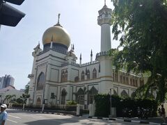 本日最初のお目当て、サルタンモスクが見えてきました。