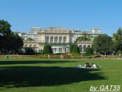 市立公園で短い夏を楽しむ地元民が日光浴や読書をして楽しんでいました。