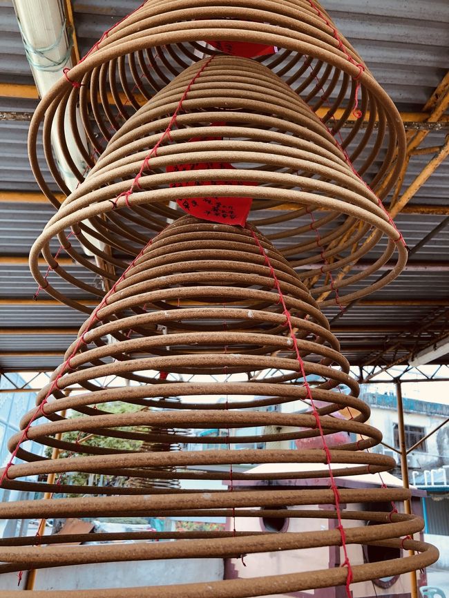 お寺の中のお線香。各参拝者が買いお寺にぶら下げる。沢山ぶら下がっていた。