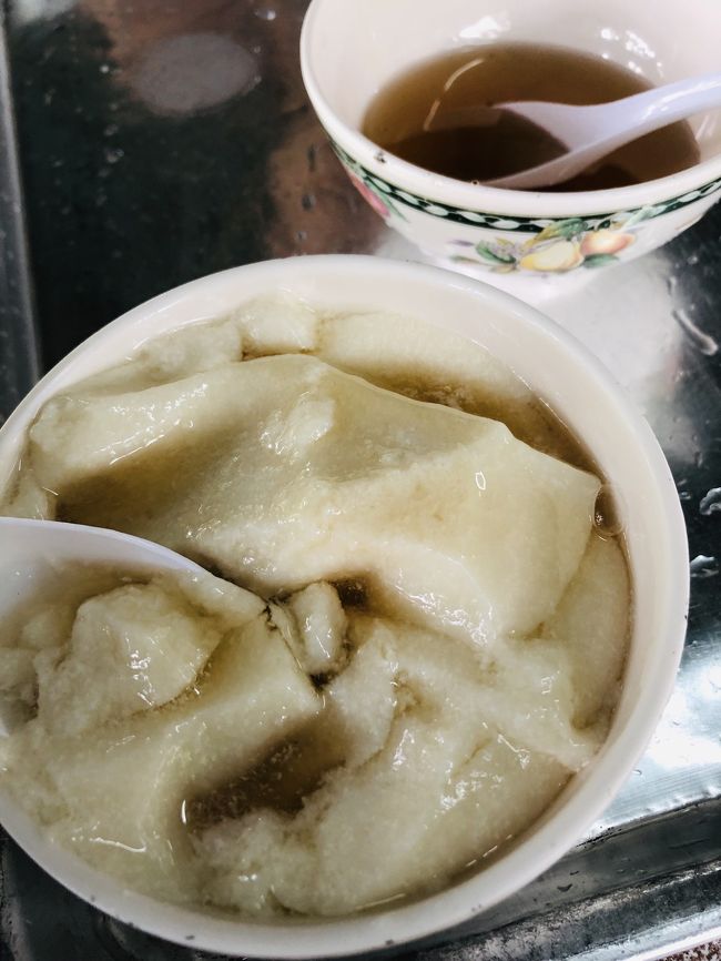 メニューは、おばちゃんにコレ！と指差しでお願いすると、お豆腐が出てくる。ほんのり温かい柔らかめのお豆腐に生姜の効いた黒蜜をかけていただきまーす。甘すぎず、お豆腐が優しい。