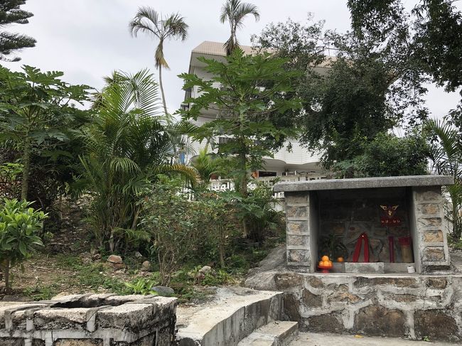 お墓だろうか。山道を降りていくと、普通の御宅の間を縫うように歩いていく。