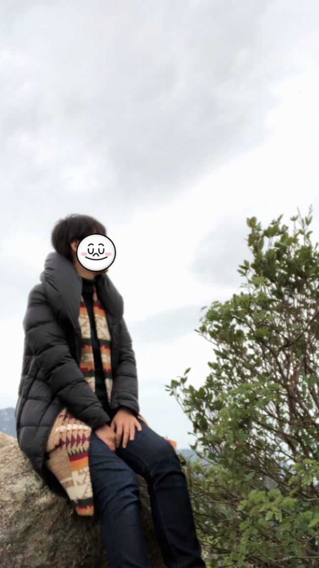 頂上で休憩。日頃の運動不足が効いてる。