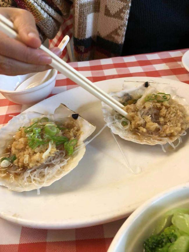 さてさて、すっかり下山してフェリーに乗る前に少し時間があったので、またまた食べました。このホタテのニンニク春雨は、絶品でした。