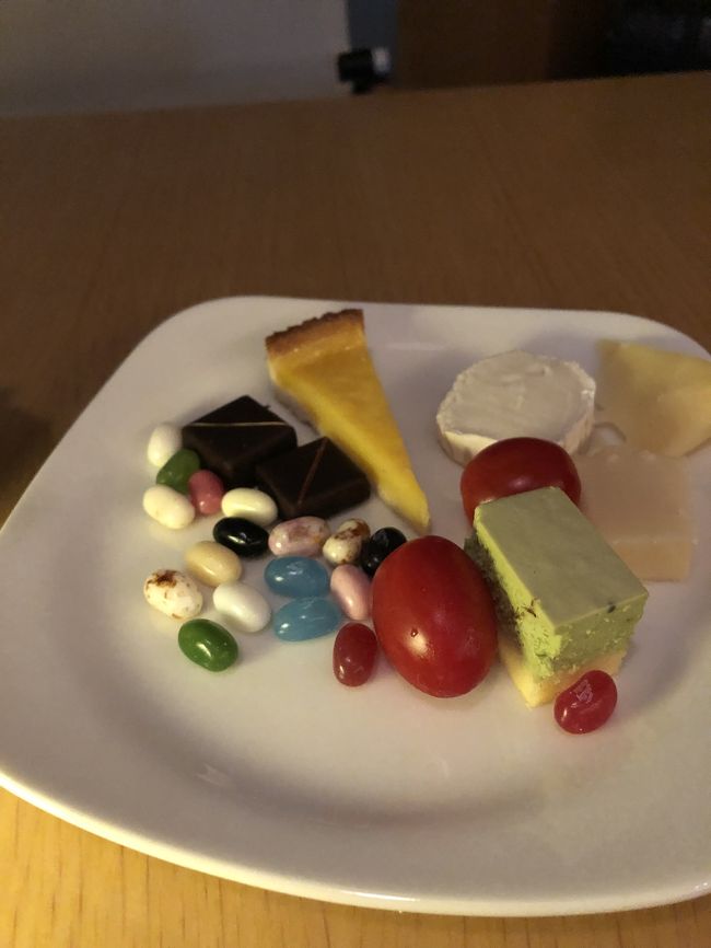 チーズやら、トマトやらケーキやらもいただいてしまう。